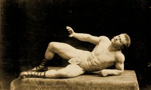 Eugen Sandow, klasik antik Greko-Romen pozunda, incir yaprağı takmış, 1894 dolayları